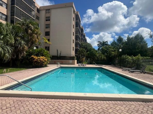 900 NE 195th St 314, Miami FL 33179