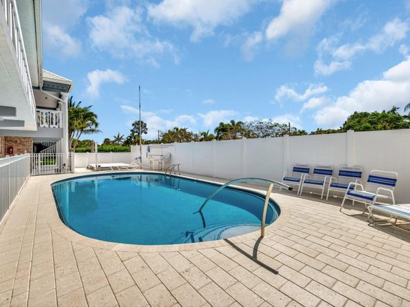 2109 NE 68th St 203, Fort Lauderdale FL 33308