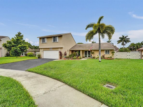 14580 Fairfax Pl, Davie FL 33325