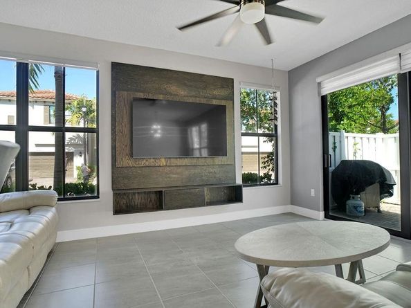 2030 Oysterwood Ln, Riviera Beach FL 33410
