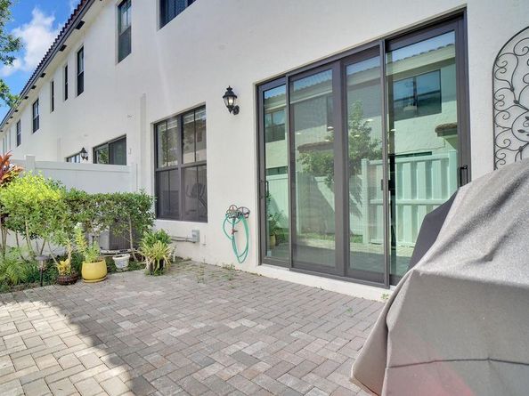2030 Oysterwood Ln, Riviera Beach FL 33410