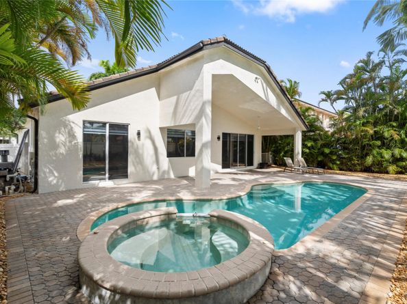 1523 SW 161st Ave, Pembroke Pines FL 33027