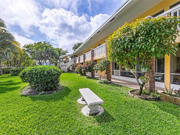 2541 NE 11th St 101, Pompano Beach FL 33062