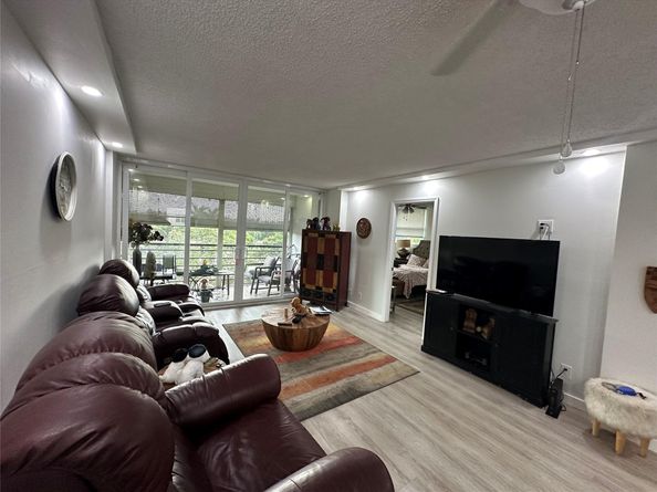 111 Royal Park Dr 4H, Oakland Park FL 33309