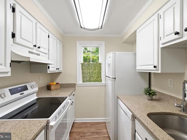 704 S Arlington Mill Drive 17101, Arlington VA 22204