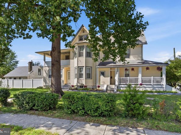 902 W Park Square, Prospect Park PA 19076