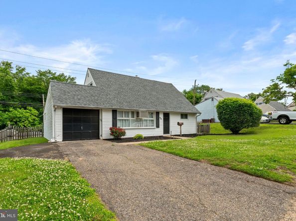 44 Quickset Road, Levittown PA 19057