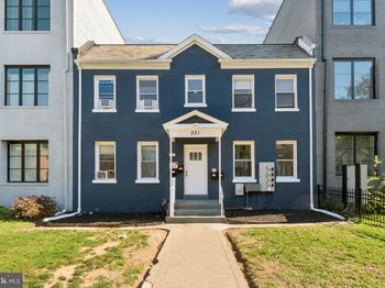 221 20TH Street NE
