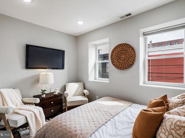 1800 Waterloo Street, Philadelphia PA 19122