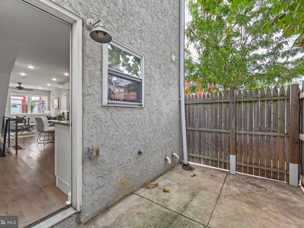 1800 Waterloo Street, Philadelphia PA 19122