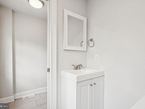 572 Hermitage Street, Philadelphia PA 19128