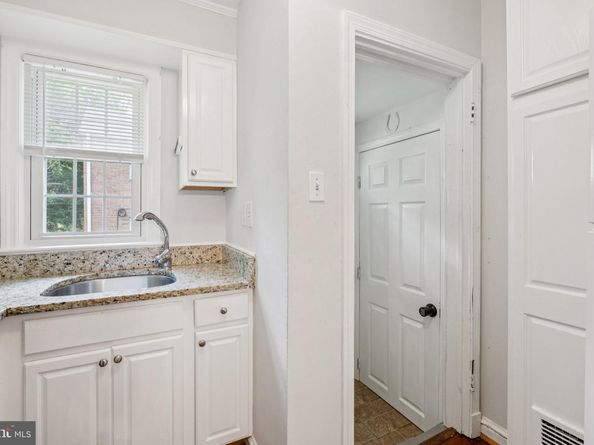 1119 S Edison Street, Arlington VA 22204