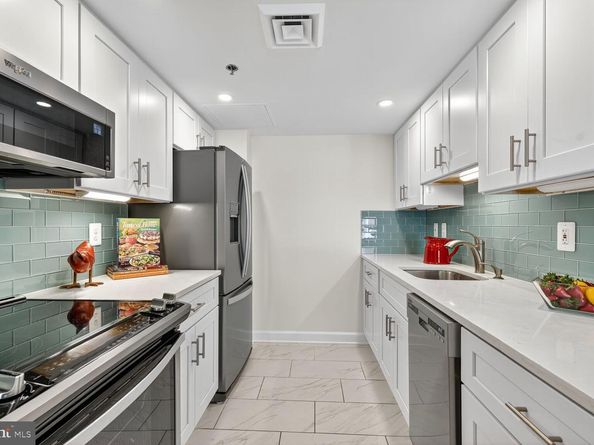 900 N Taylor Street 2006, Arlington VA 22203
