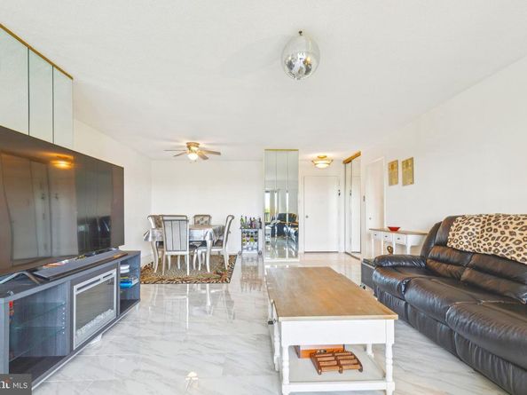 307 Yoakum Parkway 519, Alexandria VA 22304