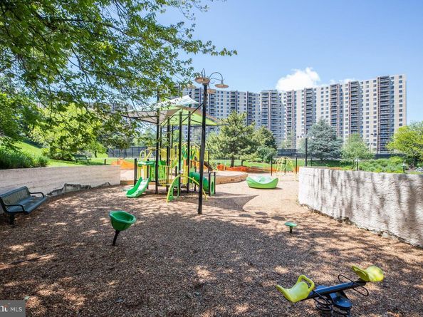 307 Yoakum Parkway 519, Alexandria VA 22304