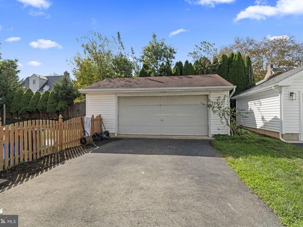 824 Lindale Avenue, Drexel Hill PA 19026