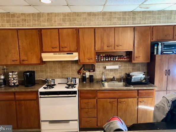 2555 S Warnock Street, Philadelphia PA 19148