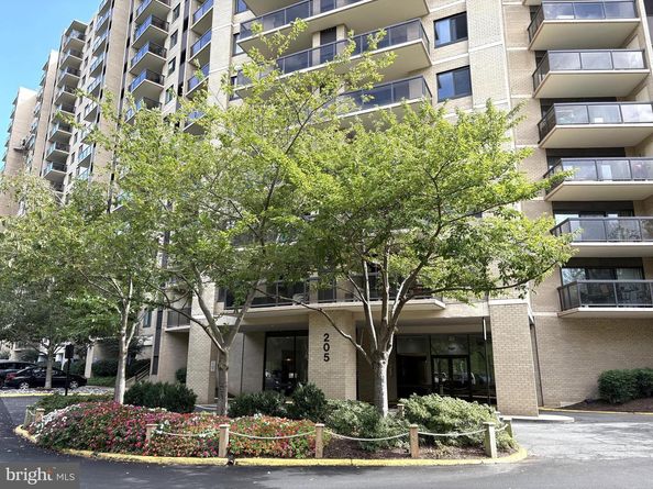 205 Yoakum Parkway 223, Alexandria VA 22304