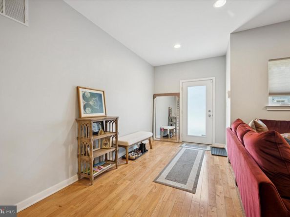 4128 Apple Street, Philadelphia PA 19127