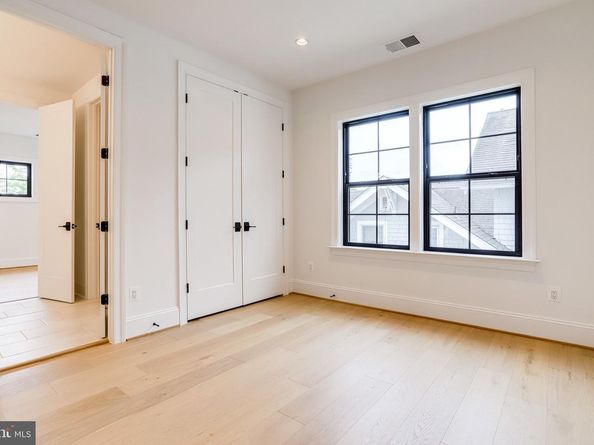 1933 N Van Buren Street, Arlington VA 22205