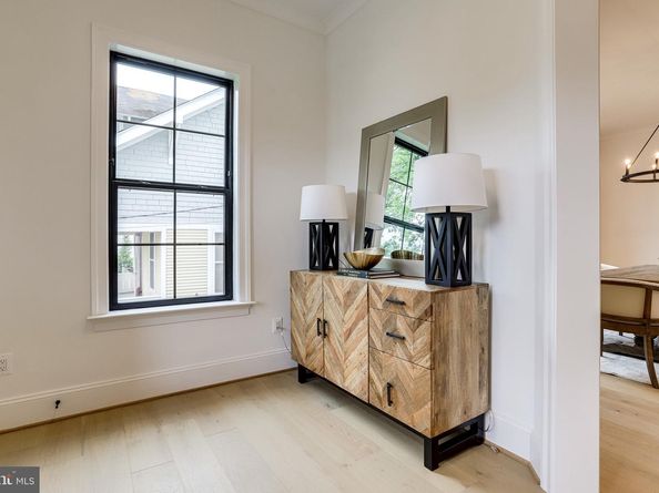 1933 N Van Buren Street, Arlington VA 22205