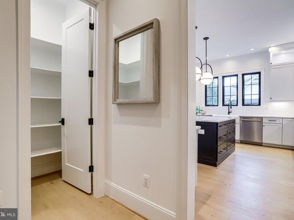 1933 N Van Buren Street, Arlington VA 22205