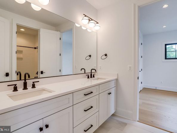 1933 N Van Buren Street, Arlington VA 22205