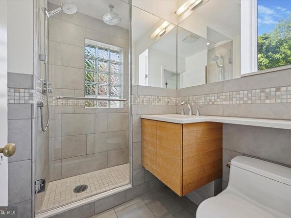 2123 Cypress Street, Philadelphia PA 19103