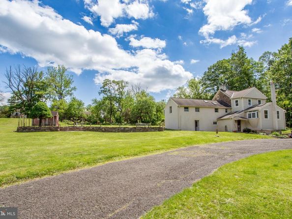 577 Sackettsford Road, Warminster PA 18974