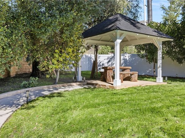 5340 Edgeware Drive, Calabasas CA 91301