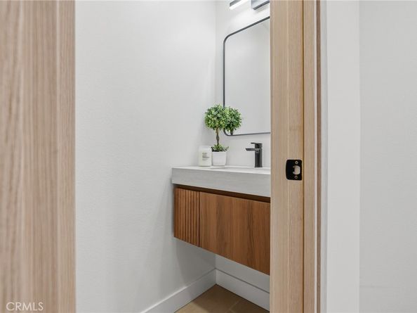 9502 Via Salerno, Burbank CA 91504