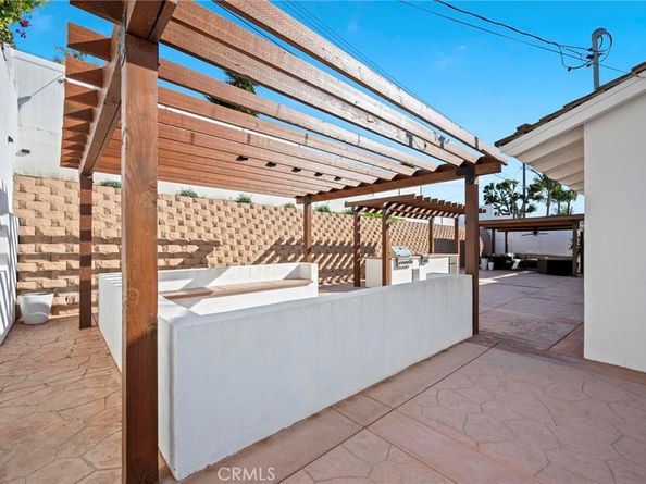 5212 Reynier Avenue, Los Angeles CA 90056