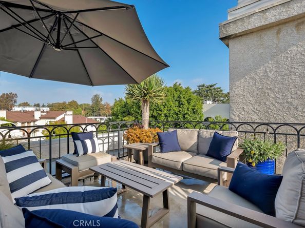 4444 Moorpark Way 201, Toluca Lake CA 91602