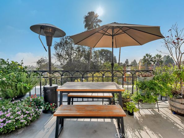 4444 Moorpark Way 201, Toluca Lake CA 91602