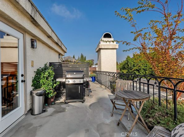 4444 Moorpark Way 201, Toluca Lake CA 91602