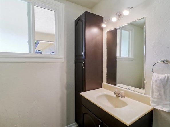 915 Crest View Rd, Vista CA 92081