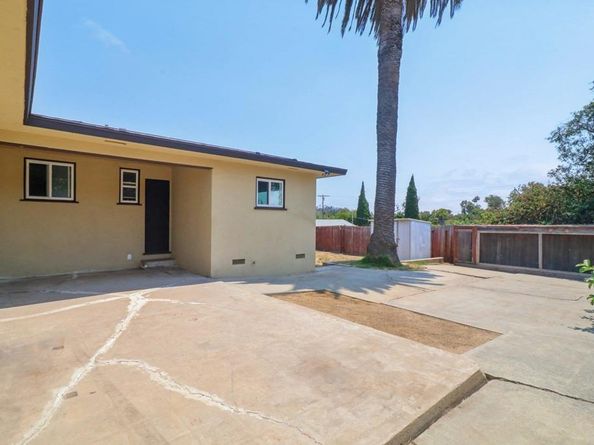 915 Crest View Rd, Vista CA 92081