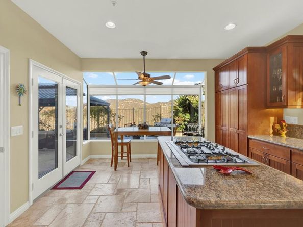 2162 View Crest Gln, Escondido CA 92026