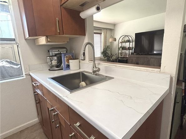 1345 Cabrillo Park J11, Santa Ana CA 92701