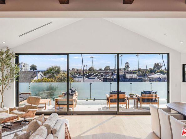 2530 Beverley Avenue, Santa Monica CA 90405