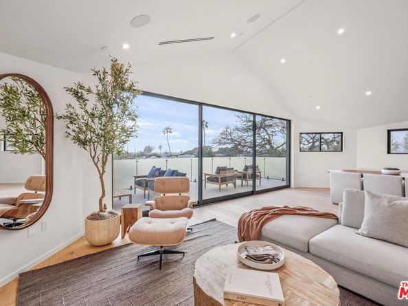 2530 Beverley Avenue, Santa Monica CA 90405