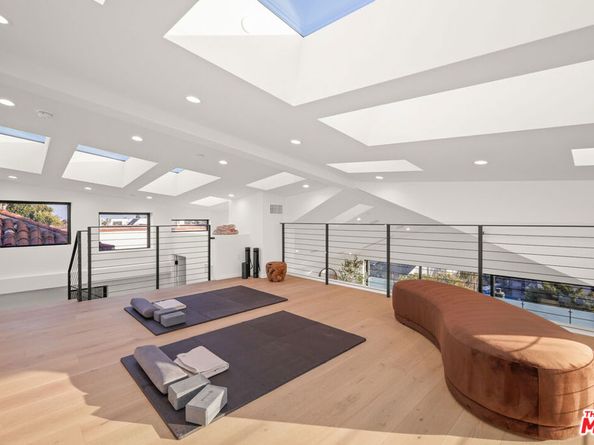 2530 Beverley Avenue, Santa Monica CA 90405