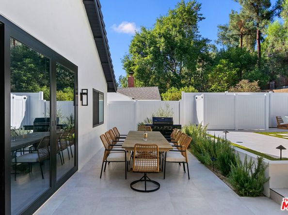 22269 Avenue San Luis, Woodland Hills CA 91364
