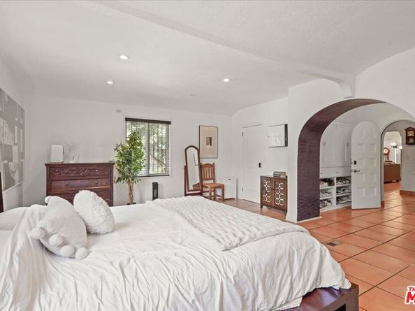 6119 Del Valle Drive, Los Angeles CA 90048