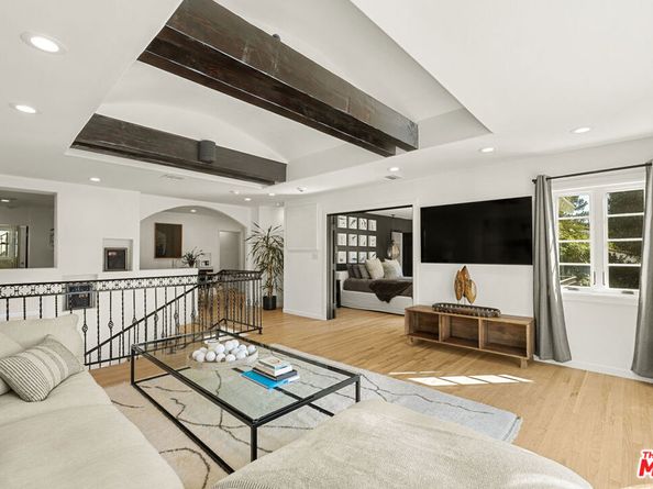 410 Entrada Drive, Santa Monica CA 90402