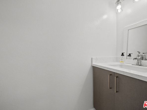 8024 Via Pompeii, Burbank CA 91504