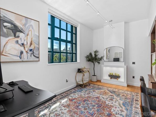 700 W E St 403, San Diego CA 92101