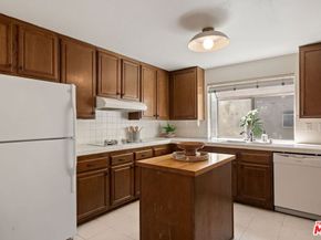 18135 Burbank Boulevard 6, Tarzana CA 91356