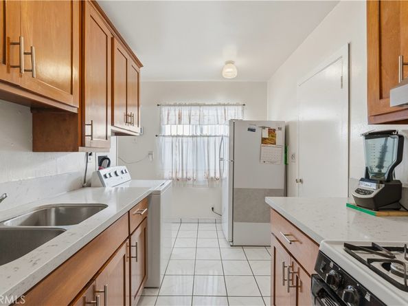 10208 S San Pedro, Los Angeles CA 90003