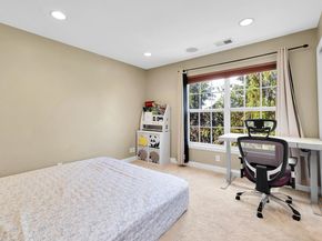 196 Blue Heron Dr 196, Secaucus NJ 07094